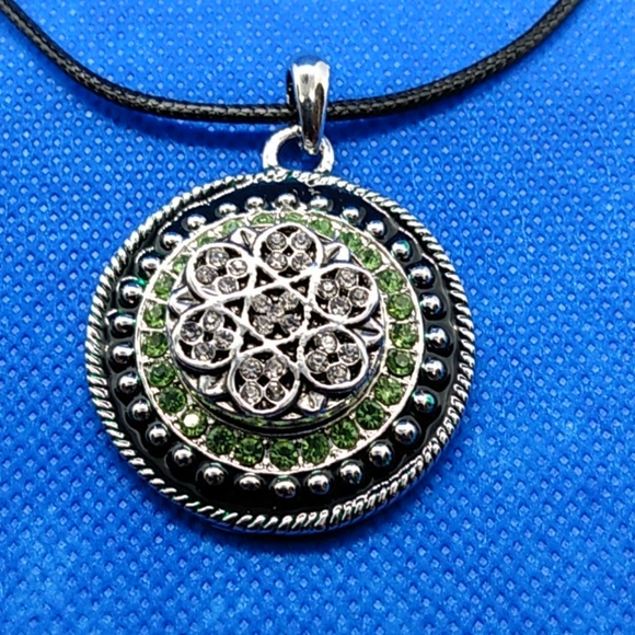 16 inch snap button necklace with 3 buttons - Picture 3 of 3